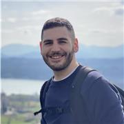 Appassionato di lingue impartisce lezioni di inglese a studenti di tutti i gradi, dalla grammatica alla dizione